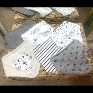 6 baby bibs. New no tag. Never used